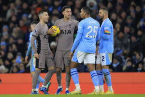 Piłkarze Tottenhamu i City podczas przepychanki