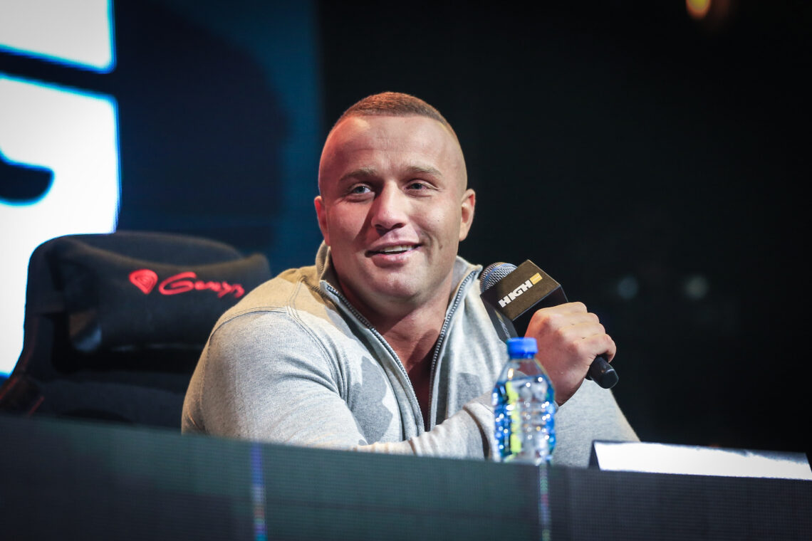 Denis Załęcki podczas konferencji Clout MMA