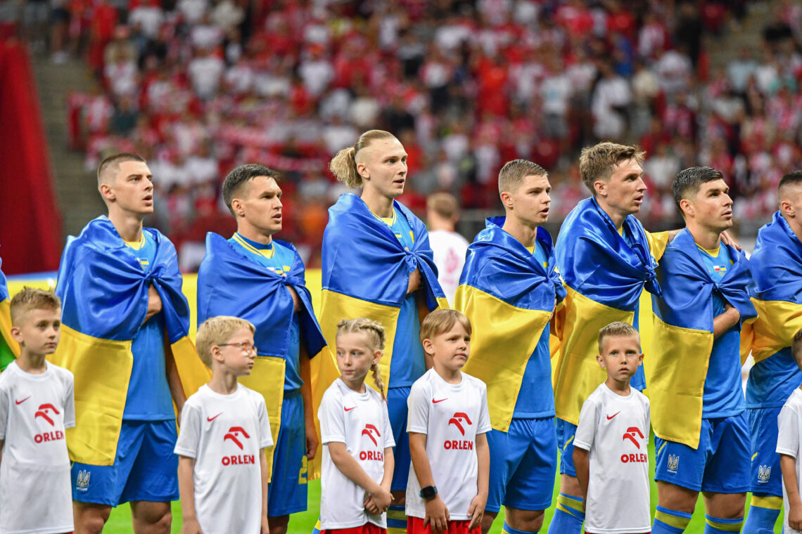 Reprezentacja Ukrainy śpiewająca hymn