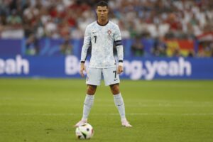 Ronaldo wykonujący rzut wolny