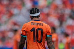 Memphis Depay odwrócony tyłem