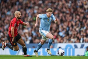 Kevin de Bruyne biegnący z piłką