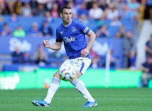 Seamus Coleman podający piłkę