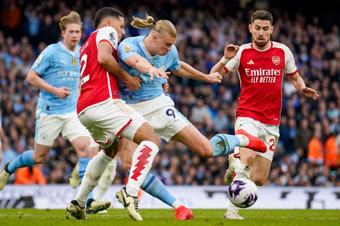 Erling Haaland oddający strzał na bramkę Arsenalu