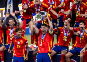 Morata z pucharem za wygranie Euro