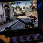 Laptop podczas gry w Counter Strike Global Offensive