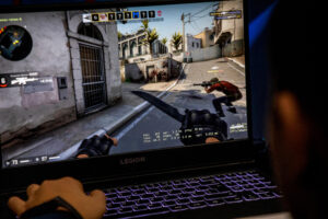 Laptop podczas gry w Counter Strike Global Offensive