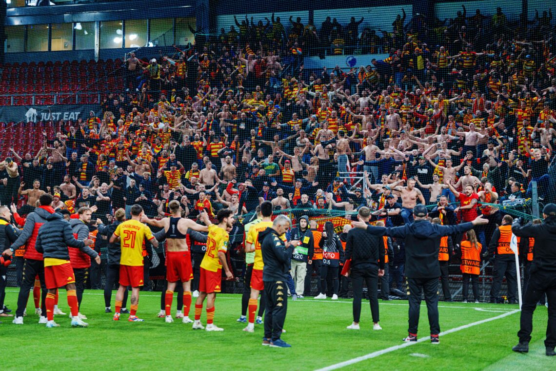 Jagiellonia świętująca wygraną z kibicami