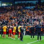 Jagiellonia świętująca wygraną z kibicami