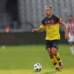 Kamil Grosicki prowadzący piłkę