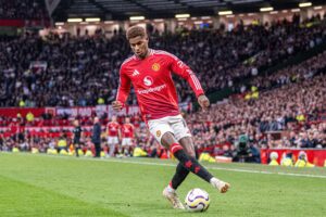 Marcus Rashford przyjmujący piłkę