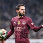 Bernardo Silva z piłką w ręku