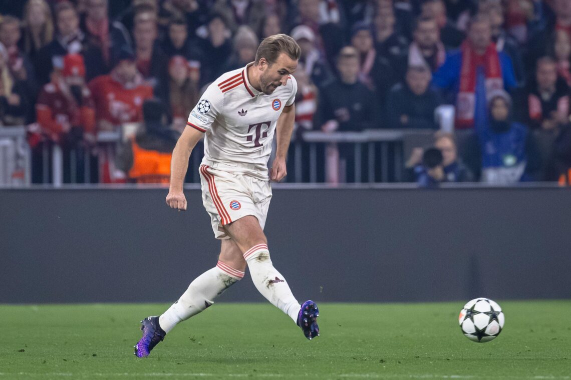 Harry Kane podający piłkę