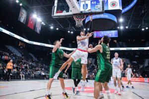 Derek Xavier Willis z Anadolu Efes oraz Cagatay Ozkan z Yalovaspor Basketbol