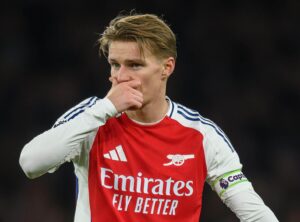 Martin Odegaard zasłaniający twarz