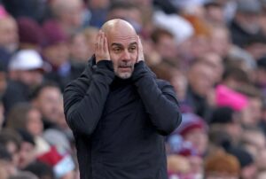 Pep Guardiola łapiący się za głowę