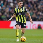 Phil Foden prowadzący piłkę