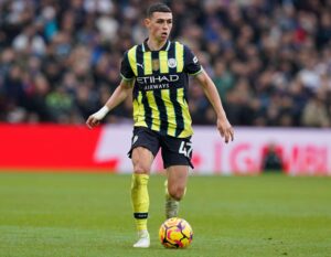 Phil Foden prowadzący piłkę