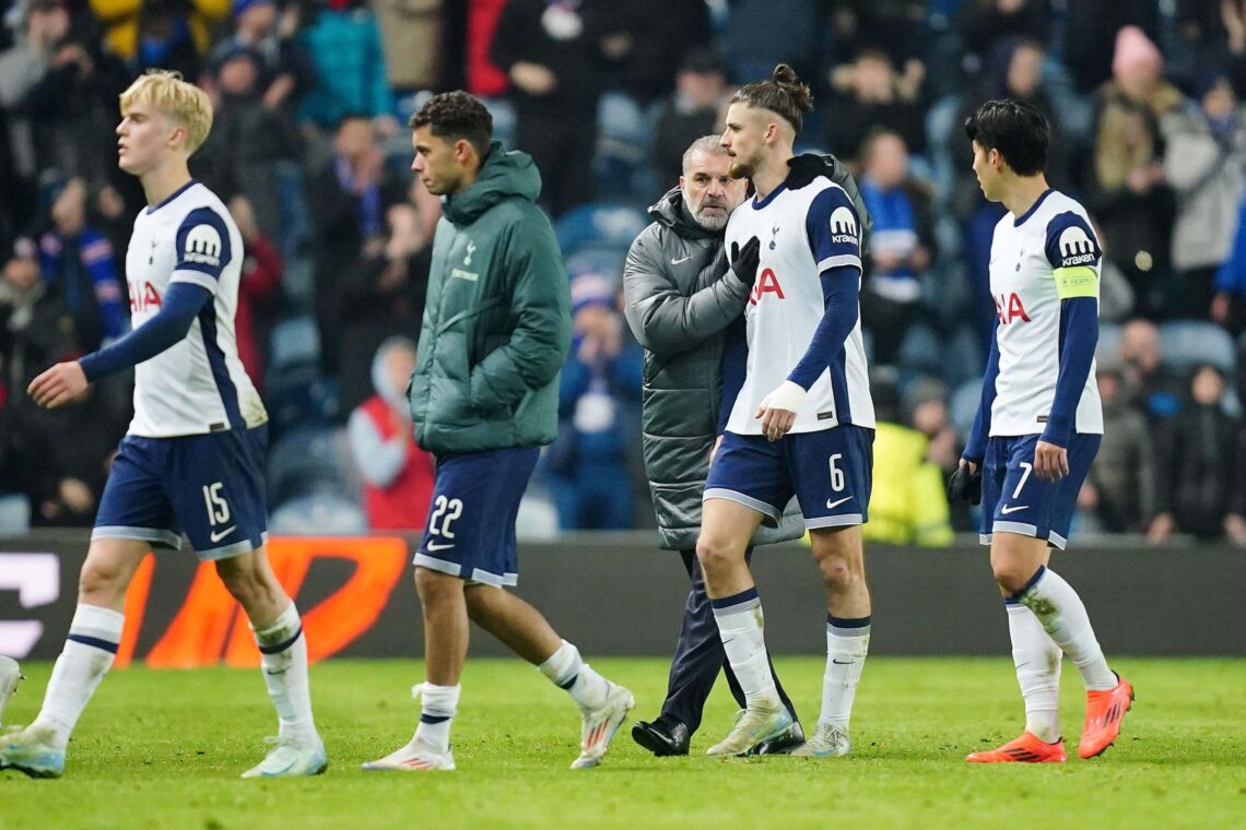 Piłkarze Tottenhamu schodzący z boiska po zremisowanym meczu