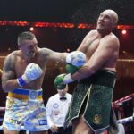 Usyk trafiający Fury podczas walki