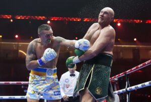 Usyk trafiający Fury podczas walki