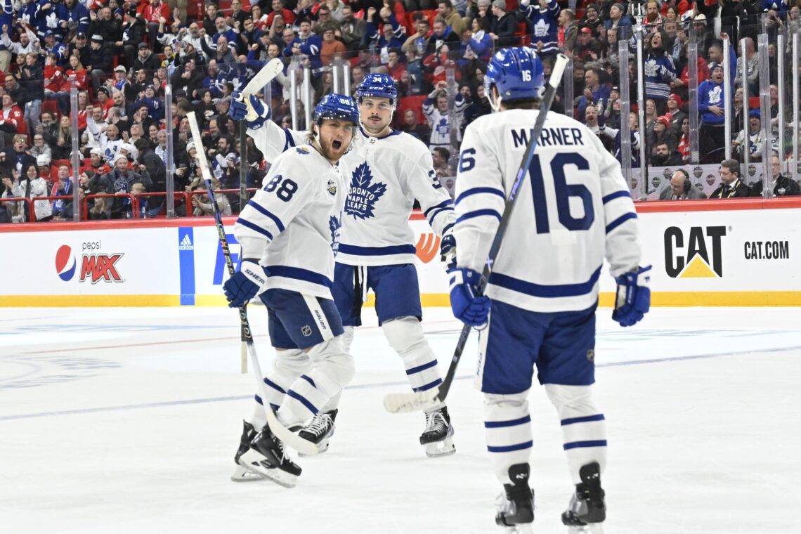 Marner świętuje zdobycie gola z kolegami z Toronto.