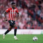 Inaki Williams prowadzący piłkę