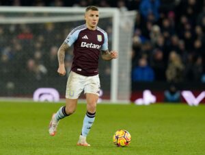 Lucas Digne prowadzący piłkę