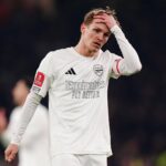 Martin Odegaard poprawiający włosy