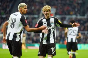 Piłkarze Newcastle cieszący się z gola