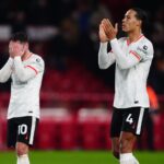 Virgil van Dijk bijący brawo kibicom po meczu