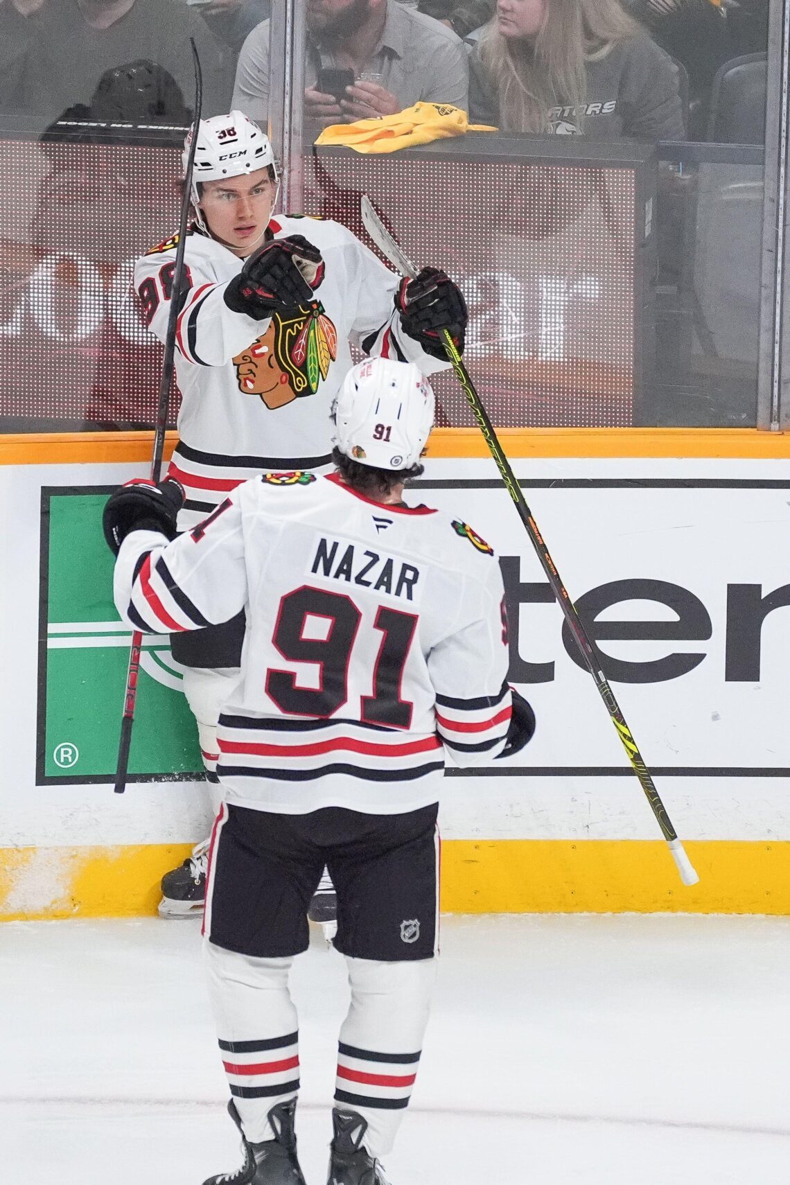 Bedard świetnie rozumie się z Nazarem w ataku Chicago z NHL.