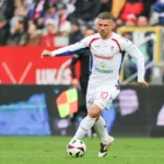 Lukas Podolski prowadzący piłkę