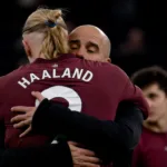 Guardiola przytulający Haalanda