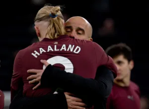 Guardiola przytulający Haalanda