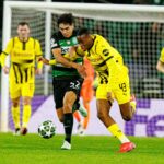 Piłkarze BVB i Sportingu w walce o piłkę