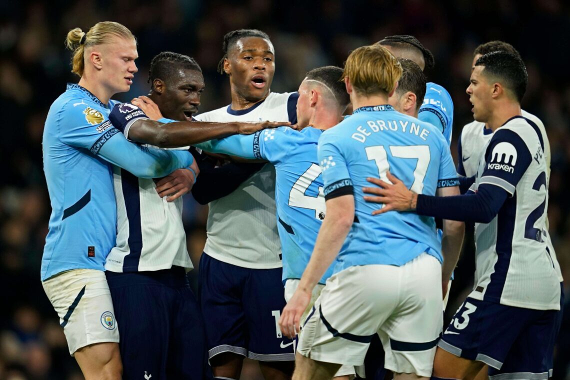 Piłkarze Tottenhamu i Manchesteru City podczas przepychanki