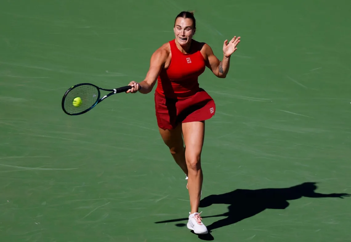 Aryna Sabalenka odbijająca forehand podczas Indian Wells