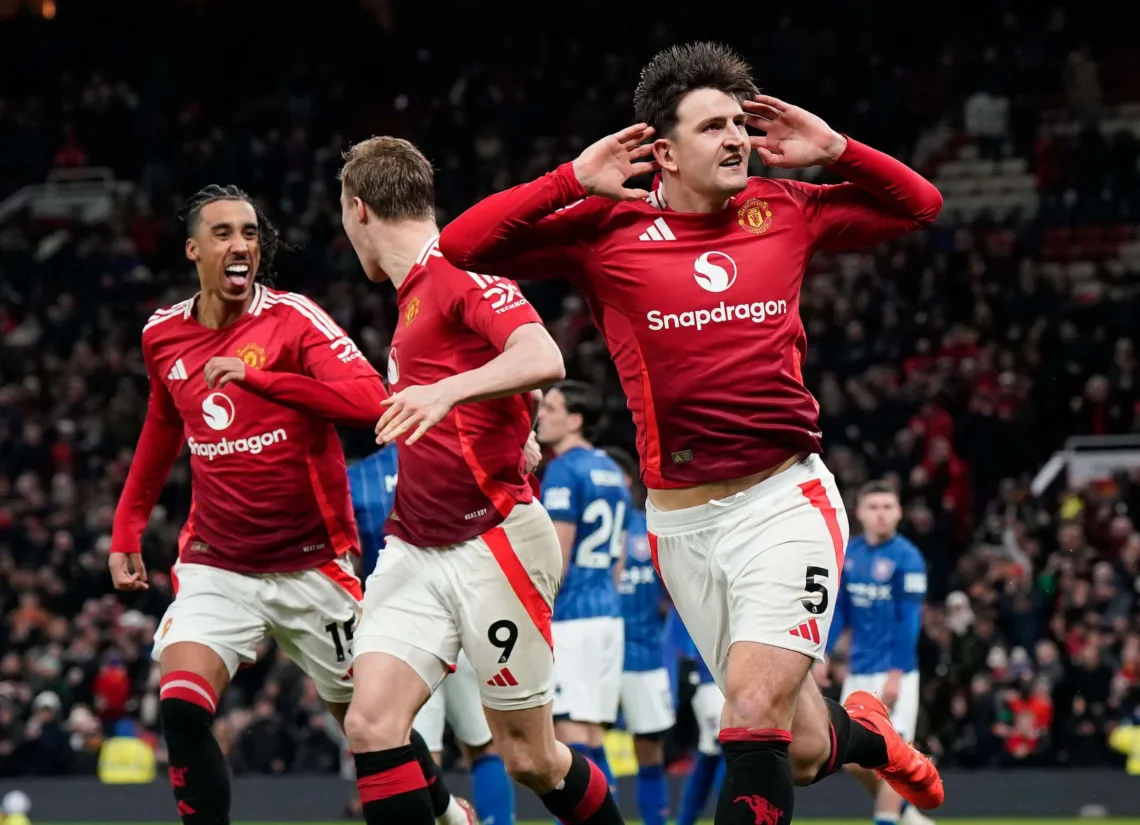 Harry Maguire cieszący się po strzeleniu gola