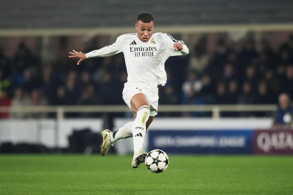 Kylian-Mbappe-prowadzacy-pilke