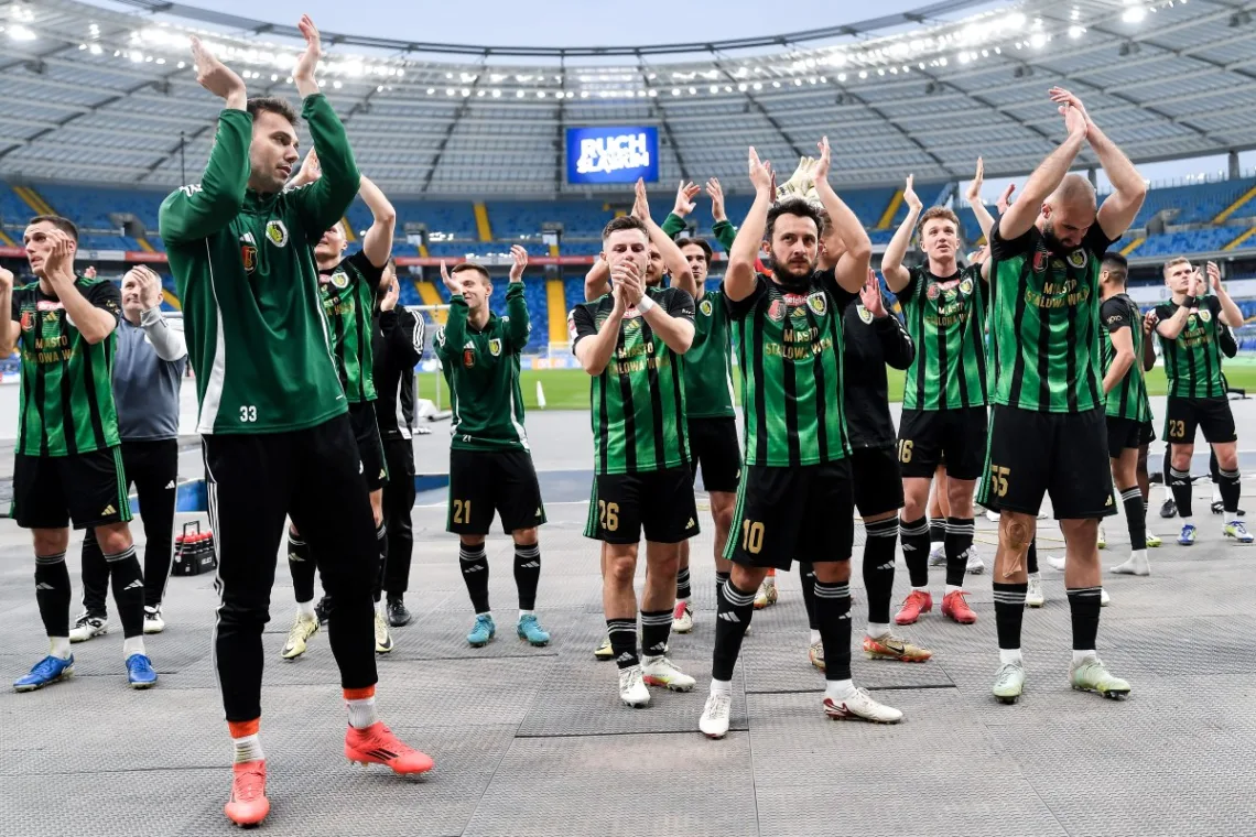 Pilkarze-Stali-cieszacy-sie-ze-zwyciestwa