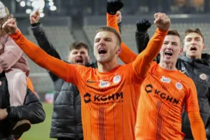 Marek Mroz cieszacy sie z wygranej