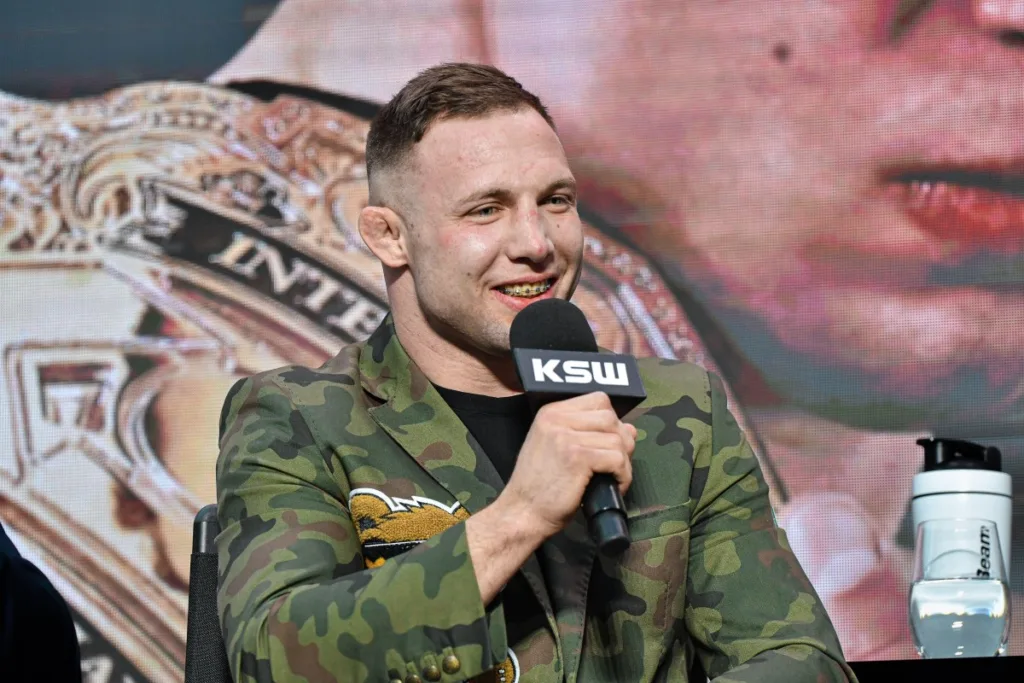 Adrian-Bartosinski-na-konferencji-przed-KSW