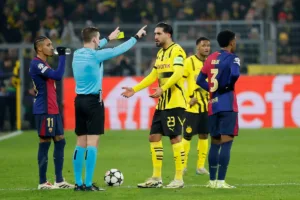Emre-Can-ogladajacy-zolta-kartke-w-meczu-z-FC-Barcelona