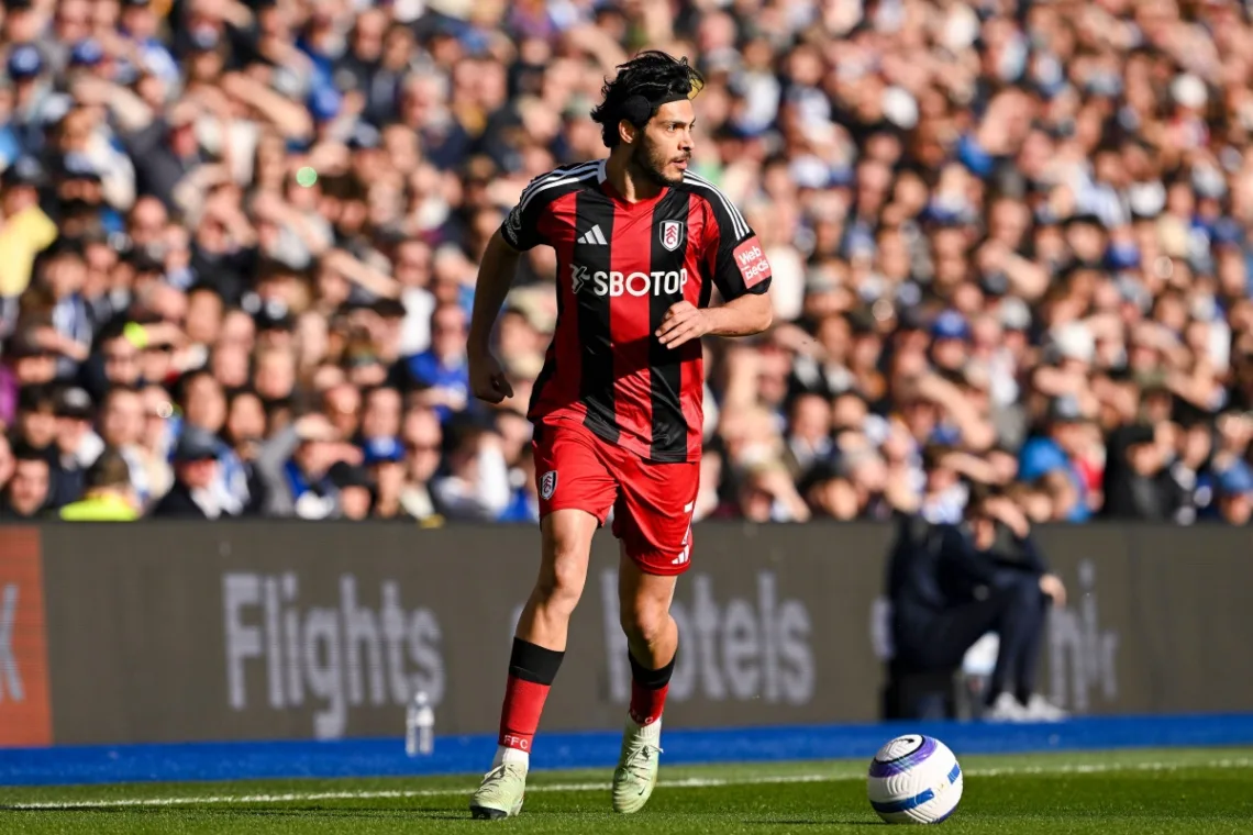 Raul-Jimenez-prowadzacy-pilke-w-meczu-Fulham