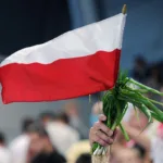 Flaga-Polski-trzymana-przez-kibica