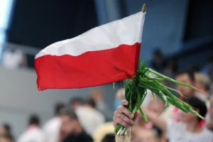 Flaga-Polski-trzymana-przez-kibica