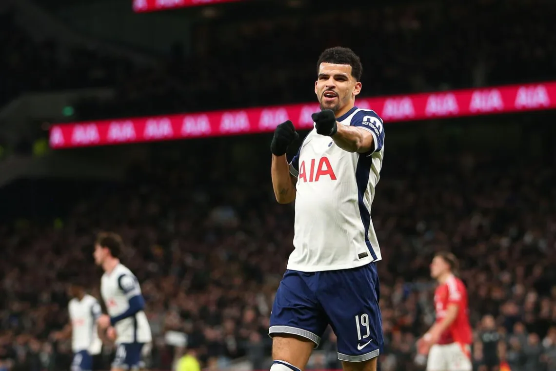 Dominic-Solanke-podczas-meczu-Spurs-z-Manchestrem-United