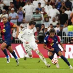 Lamine-Yamal-kiwajacy-Fede-Valverde-podczas-El-Clasico