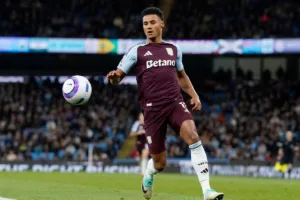 Ollie-Watkins-przyjmujacy-pilke-podczas-meczu-Aston-Villi
